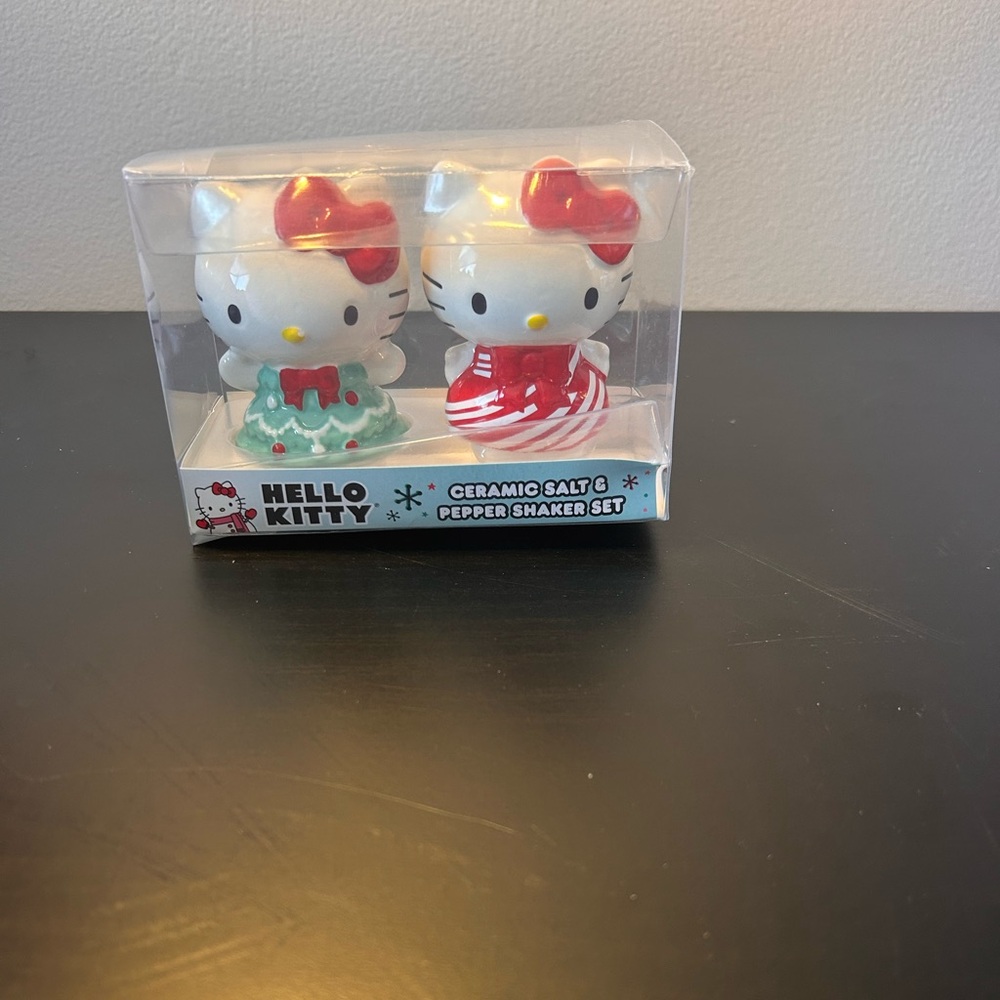 Hello Kitty Christmas Salt and pepper shakers